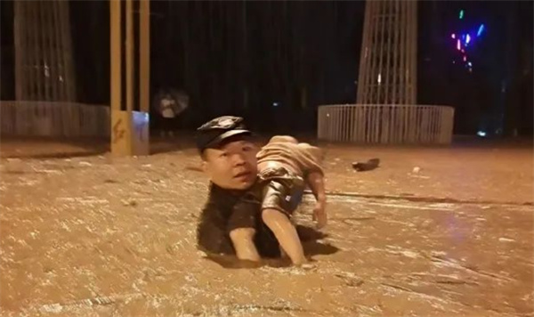 辅警在洪水中托举女童