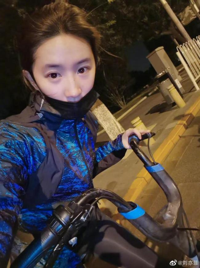 刘亦菲晒夜骑自行车自拍 穿运动装素颜皮肤白嫩