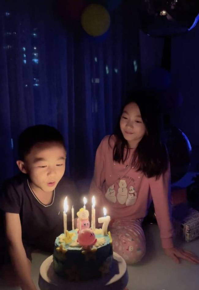 李小鹏为7岁儿子庆生 亲手准备生日惊喜画面温馨