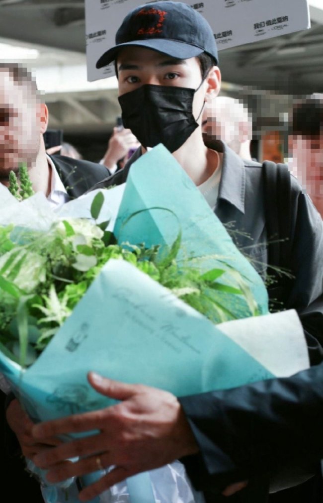龚俊抵达法国将前往戛纳 机场收获粉丝送的花束