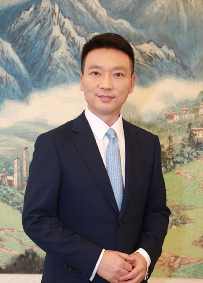 52岁主持人康辉当选为中国视协副主席