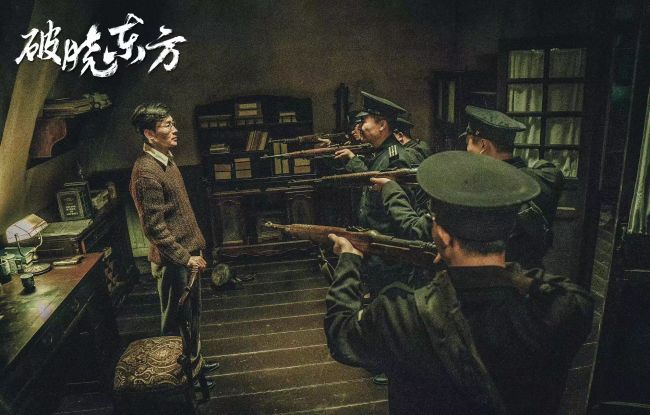 《破晓东方》央视热播 张嘉益刘涛携手战上海