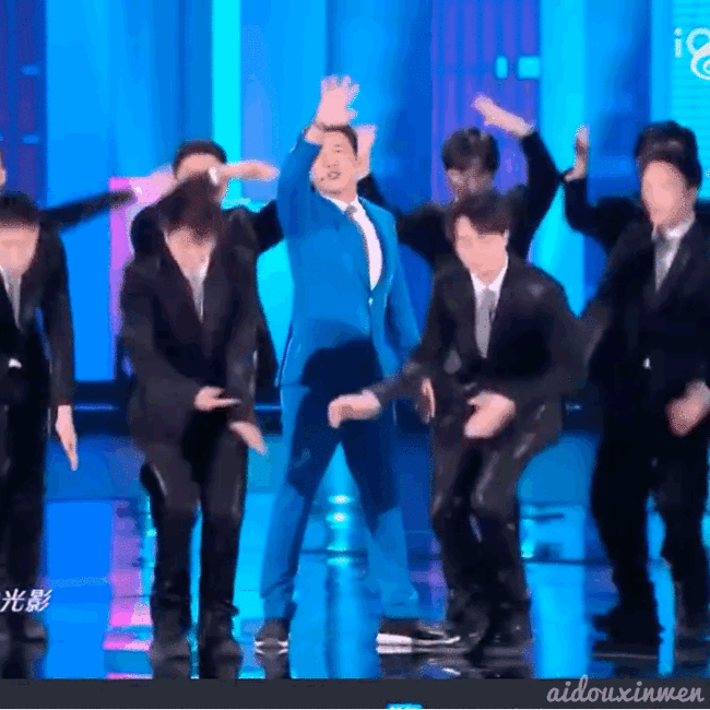 哈哈哈！王耀庆跨年舞台穿的不是足力健