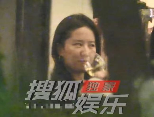 刘亦菲澳门游玩接地气 小店大吃美食白嫩似少女