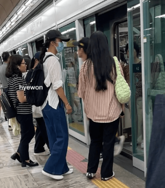 韩国地铁偶遇汤唯 穿白衬衫背双肩包很接地气