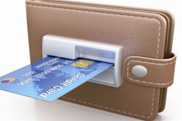 选择银行卡时应该注意哪些费用和服务