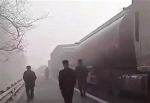 安徽一化工厂发生毒气泄漏