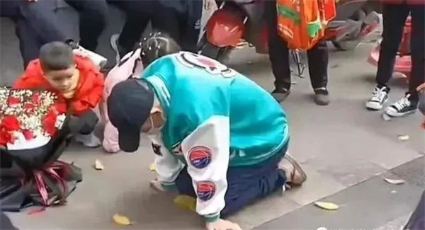 为求复合男子冒雨跪在女生公司外一夜