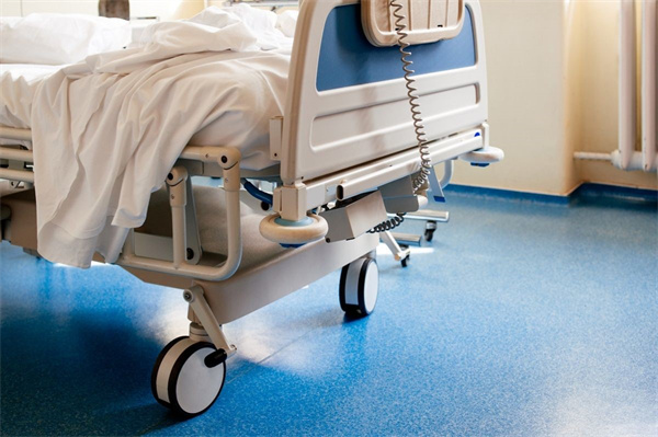医院手推床的轮子脱落导致孕妇摔落床下
