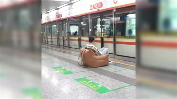 杭州一男子坐地铁自带沙发：因抢不到座只能如此