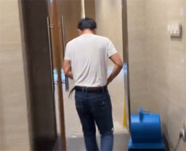 男子在商场女厕所偷拍被发现边系皮带边跑