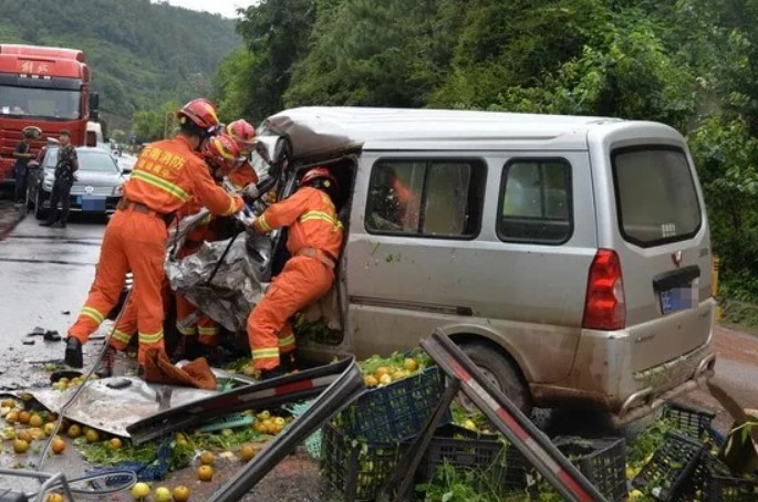 云南一货车与微型车相撞导致了7死2伤