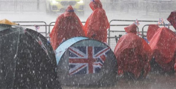 伦敦将迎暴雨民众全部披戴雨衣街头露营