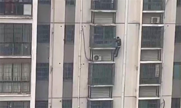 湖南一男子挂在10楼外墙防盗窗上随后爬到3楼后安全获救