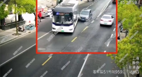 上海网约车司机17天碰瓷8辆公交车