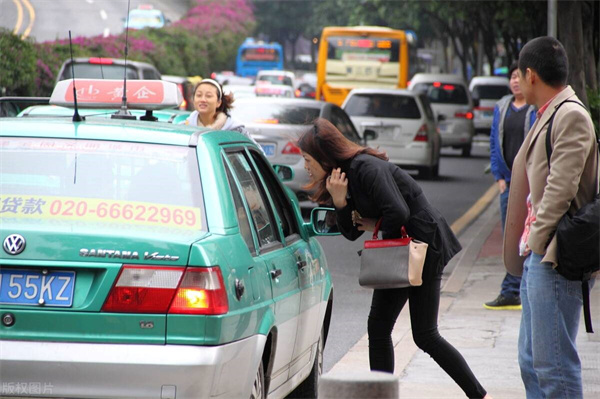 母女打网约车被出租车司机围堵