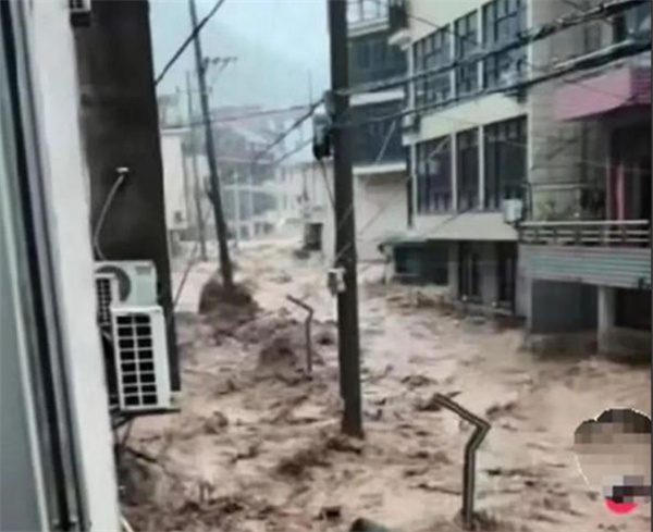 杭州遭暴雨袭击：民众家中水淹成河