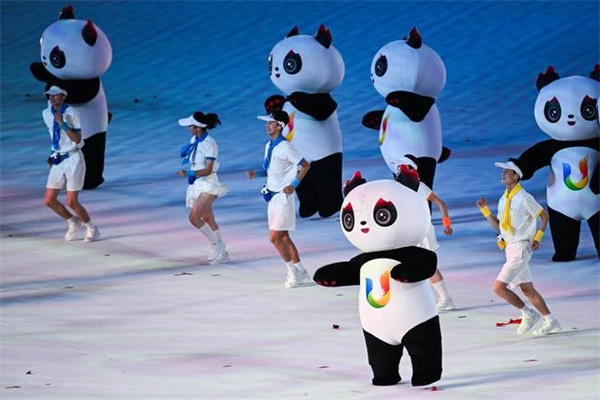 大运会开幕式人手一只熊猫