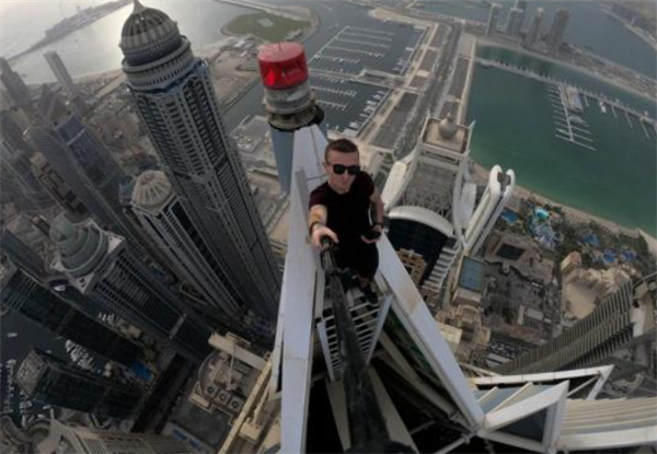 法国网红爬香港68楼天台后坠亡