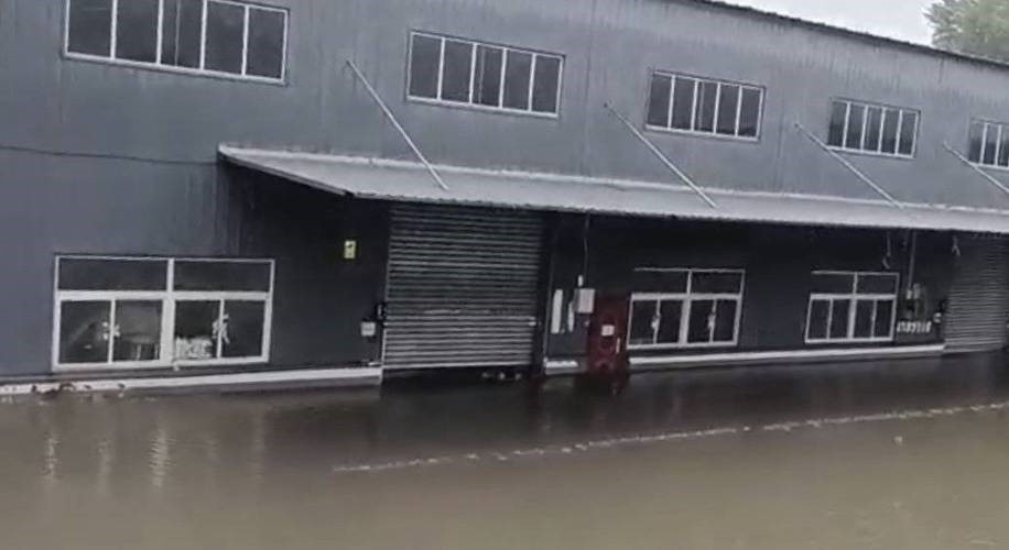 洪水穿过物流重镇
