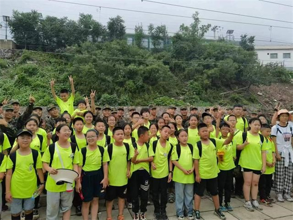 44名学生徒步12公里继续研学