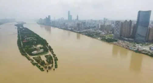 航拍涿州洪水：道路被淹仅剩树冠