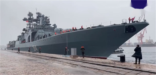 俄罗斯海军舰艇编队驶入青岛港
