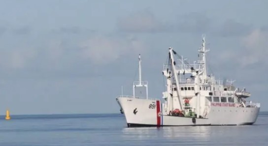 菲海警船遭中方船只堵截
