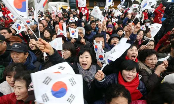 韩国16名大学生闯入日本使馆闹事