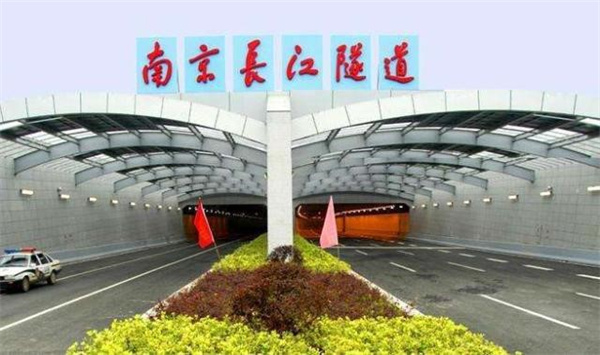 网传南京长江隧道被撞漏