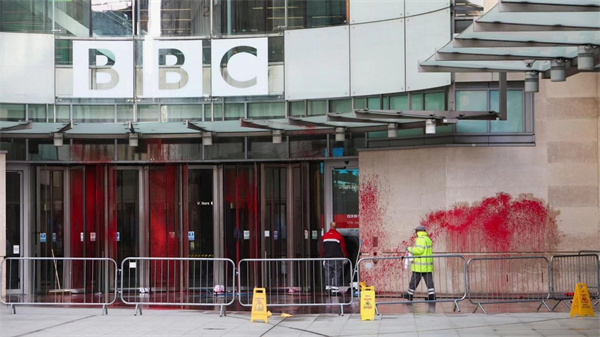 BBC总部被亲巴勒斯坦组织泼红漆