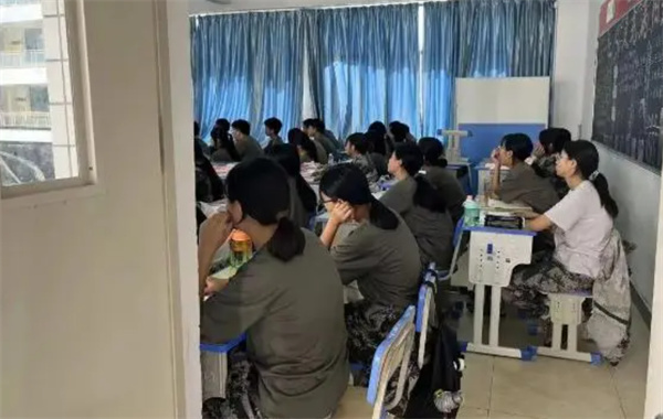 广东一学校730名学生集体退学
