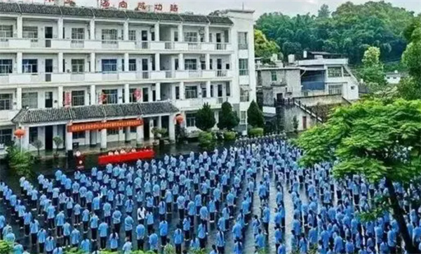 云南边境小镇3所学校停课