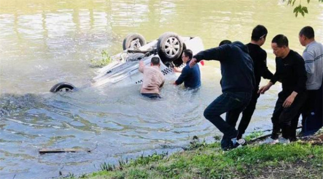 教练车掉进水塘2死1伤