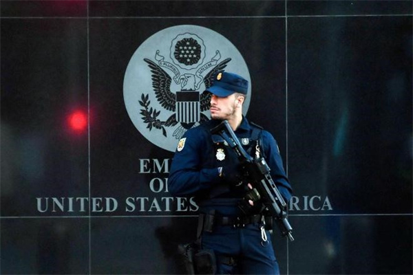 两名美国驻西班牙使馆人员被指行贿窃密