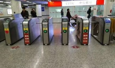 乘地铁长期逃票上海两人被查处