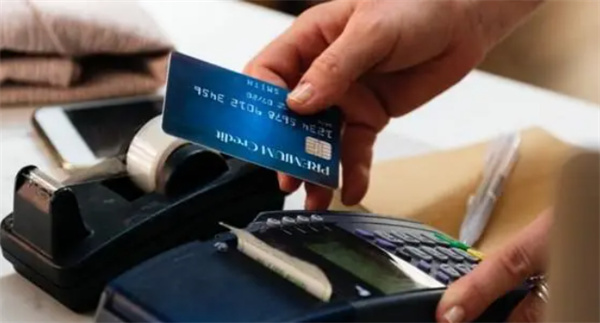 什么是信用卡的年费,办信用卡交年费