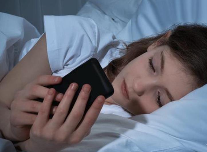 低头玩手机等于头顶50斤,可能导致颈椎病等疾病