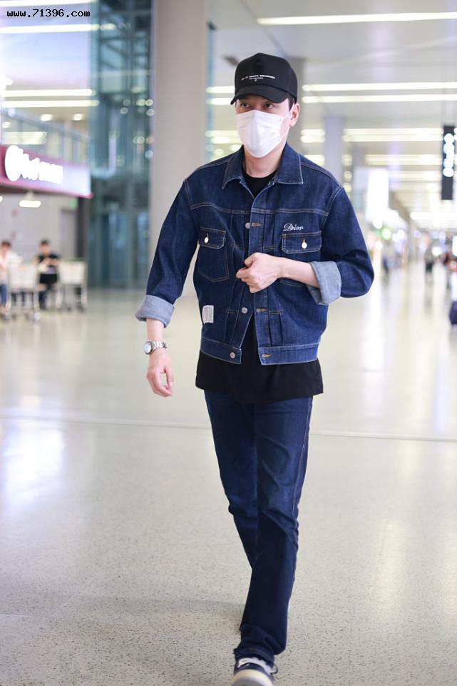 冯绍峰42岁了还这么帅，身着一套牛仔装走机场，气质好得很