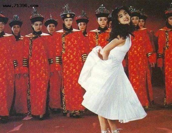 王祖贤31年前故宫拍广告！身后群演「宫女」竟是知名巨星